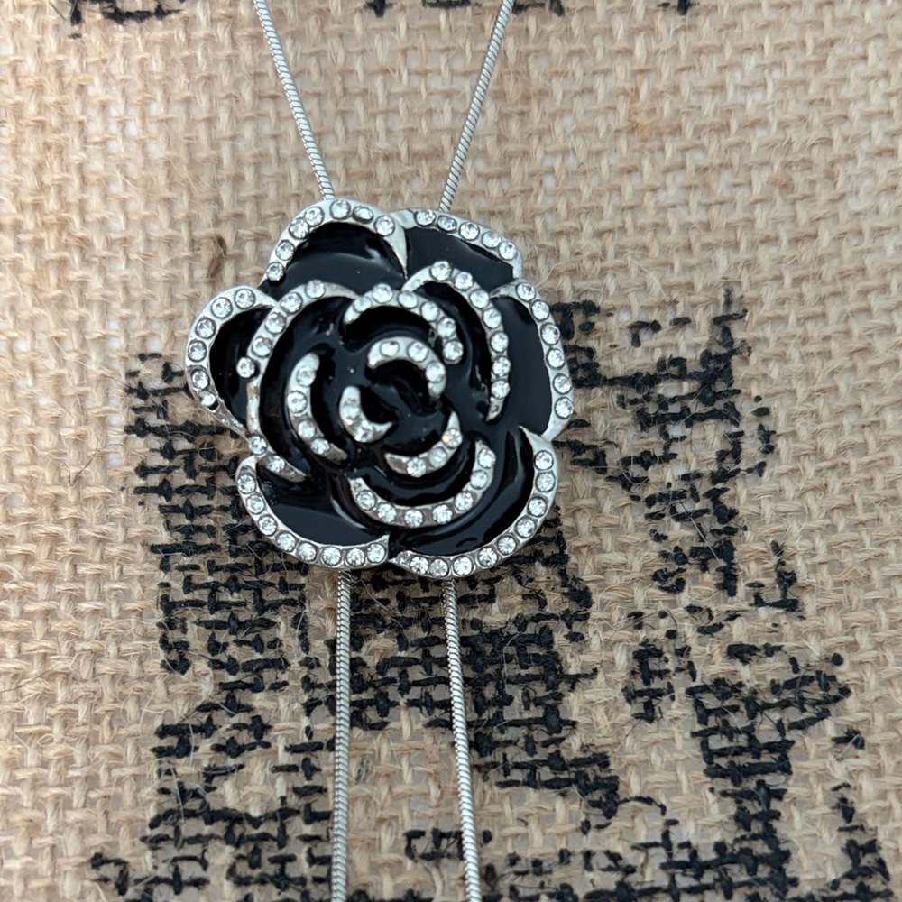 Beautiful Lariat   Silver Rose Pendant Necklace